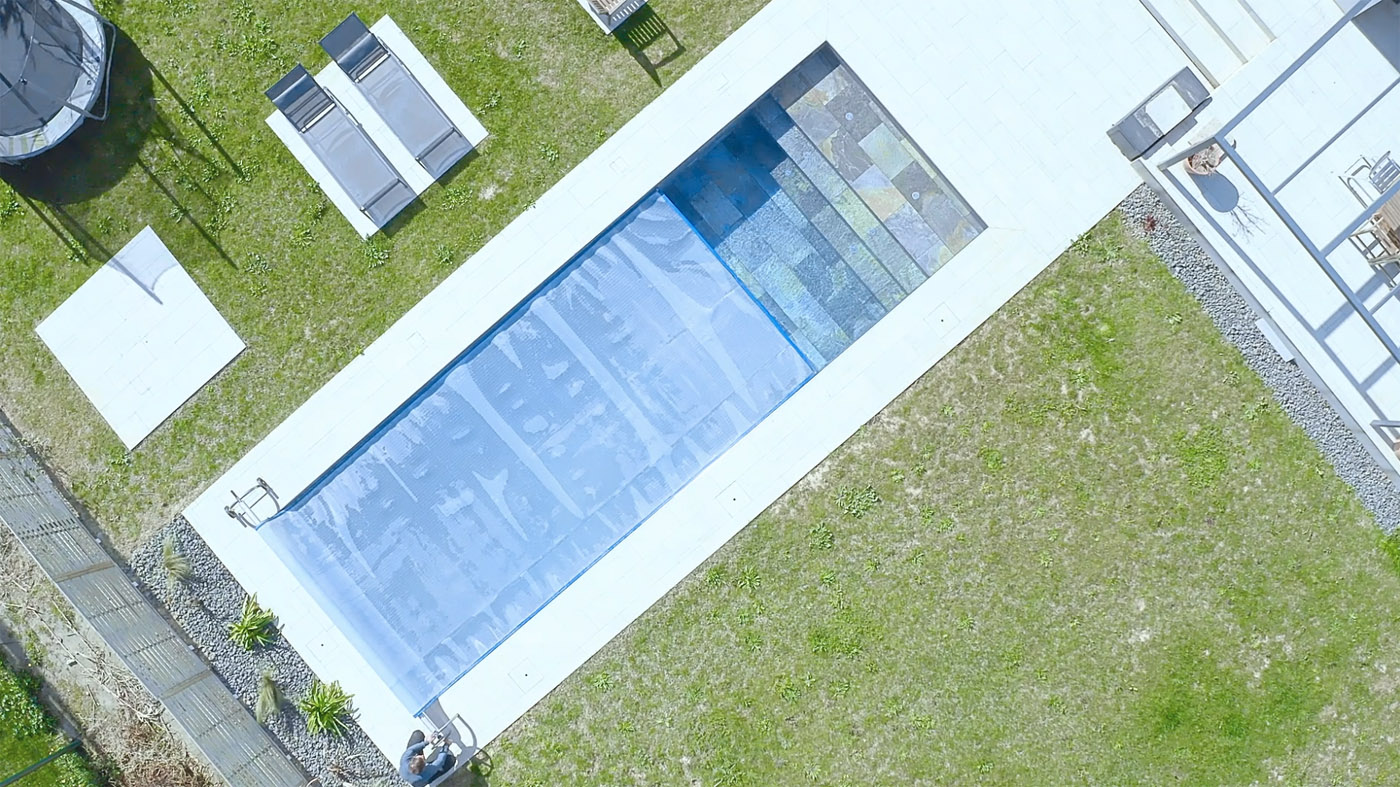 pla zenital d'una piscina amb coberta.