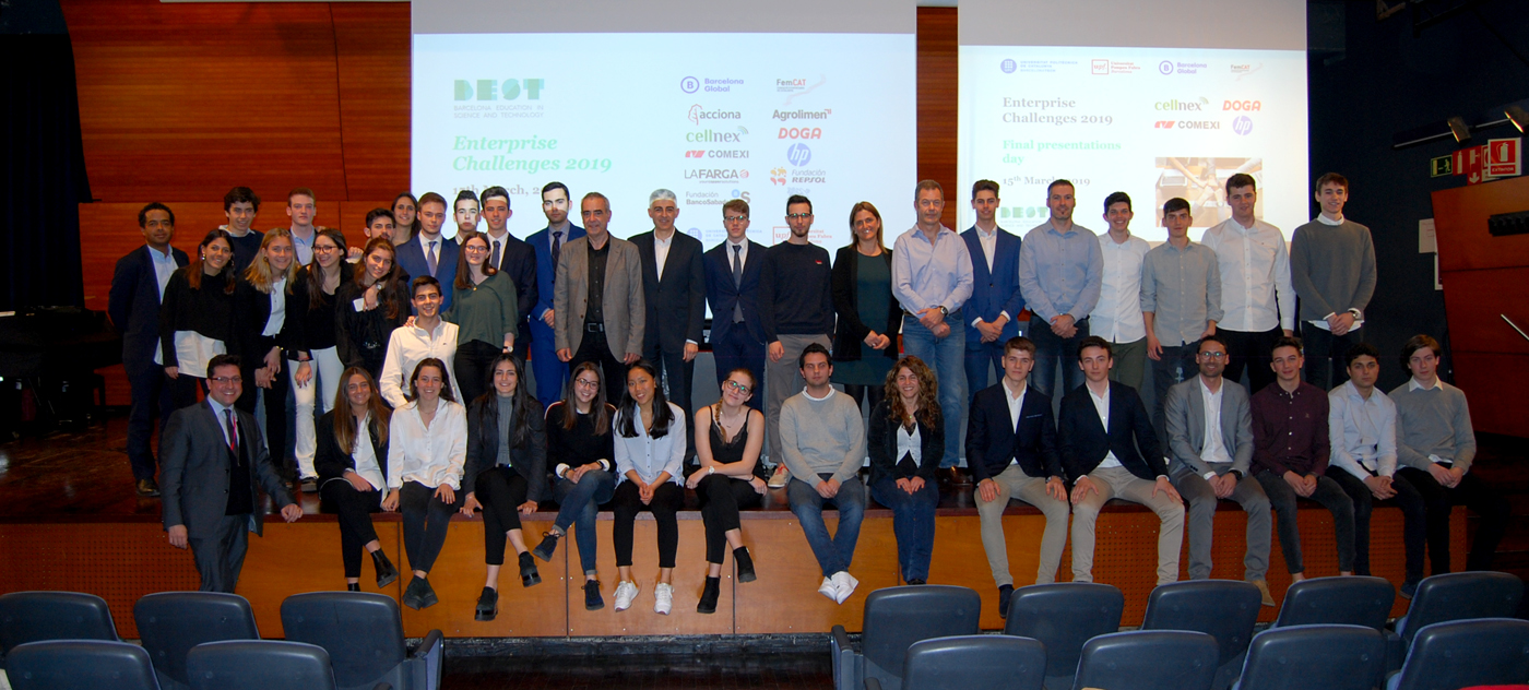 Fotografia de família dels estudiants del doble grau d'Enginyeria Industrial i Anàlisi Econòmica (upc-upf)