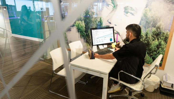 un treballador amb un ordinador