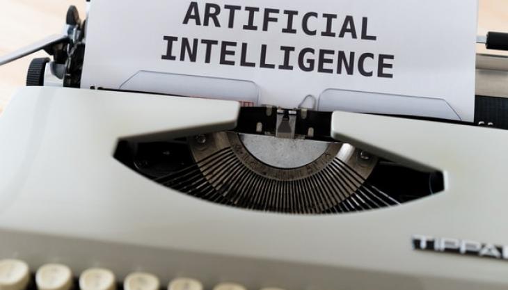 una màquina d'escriure amb el text 'intel·ligència artificial'.