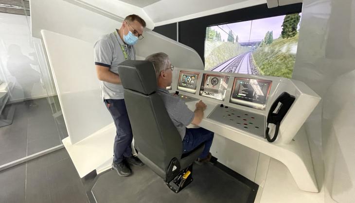 Imatge d'un home provant el simulador de FGC de Rubí. 