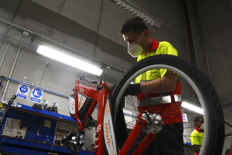 Un tècnic de Pedalem treballa en transformar una bici mecànica en elèctrica