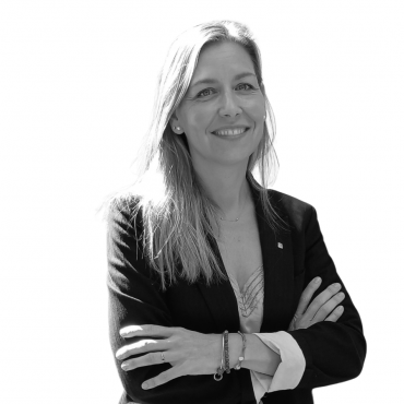 Maria galindo, secretària de polítiques digitals, imatge en blanc i negre d'ella amb les mans creuades