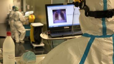 Imatge d'uns professionals sanitaris mirant i fent una radiografia.