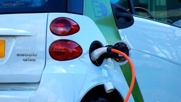 Imatge d'un vehicle elèctric carregant-se