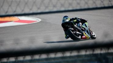 Imatge d'una moto en una cursa de competició.