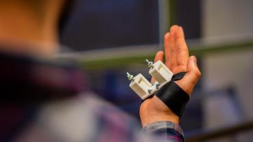 PLa detall del dispositiu en 3D per recuperar la destresa de la mà.