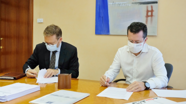 Els responsables de Leitat i Esteve signant l'acord per a WeLab