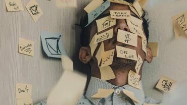 Imatge d'un noi ple de post-it.