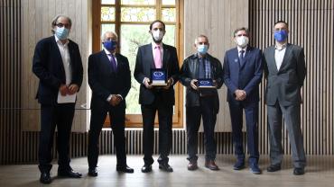 Fotografia de família dels premis VI Nit de la Robòtica
