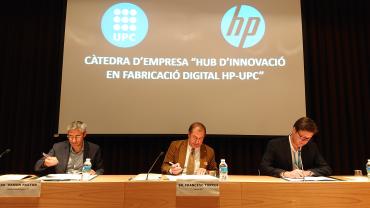 MOment de la signatura del conveni entre HP i la UPC, per la càtedra d'empresa d'innovació digital