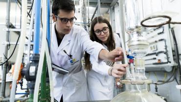 Imatge d'un noi i una noia fent pràctiques en un laboratori de l'IQS