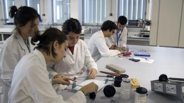 Imatge d'un grup de noies al laboratori de química de l'EEBE