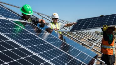 Imatge d'uns treballadors en una instal·lació fotovoltaica