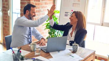 Dos empresaris xocant la mà