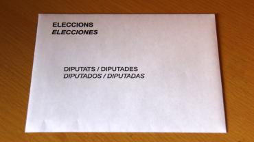 Pla detall d'un sobre de les eleccions al parlament de Catalunya