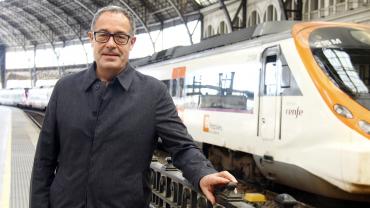Imatge de Pere Macías a l'estació de França amb un tren darrera