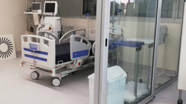 Imatge d'un box d'UCI a l'annex de l'Hospital Moisès Broggi 