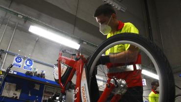 Un tècnic de Pedalem treballa en transformar una bici mecànica en elèctrica