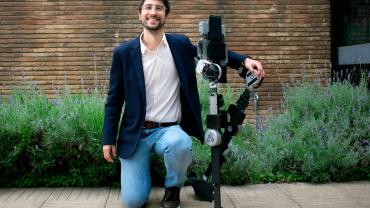 Imatge de l'enginyer Alfons Carnicero amb un dels exoesquelets d'AbleHumanMotion