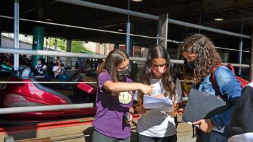 Un grup de tres noies treballa amb un experiment de física al Fisidabo