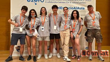 Imatge de l'equip Hermes i el professor Jordi Escofet a Granada després de participar a CanSat