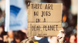 Imatge d'un cartell en una manifestació contra el canvi climàtic que diu ''Ther are no jobs on a dead planet''