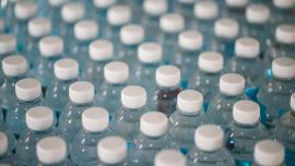 Imatge de moltes ampolles de plàstic. 