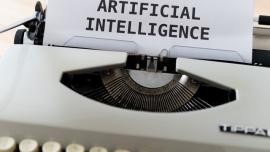 una màquina d'escriure amb el text 'intel·ligència artificial'.