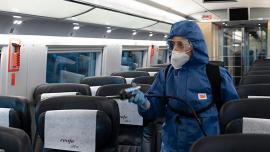 Imatge d'una treballadora desinfectant un tren.