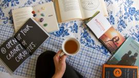 Tassa de tè i llibres d'autoajuda