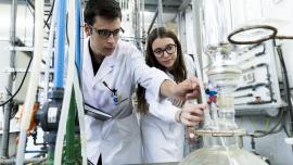 Imatge d'un noi i una noia fent pràctiques en un laboratori de l'IQS