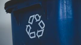 Imatge d'un contenidor amb el logo d'economia cirular