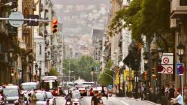 Pla general d'un carrer de Barcelona