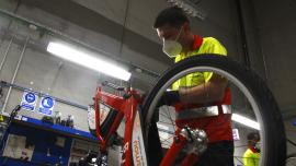 Un tècnic de Pedalem treballa en transformar una bici mecànica en elèctrica