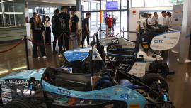 Imatge del vestíbul de l'etseib amb els cotxes dels equips de motorsport i part dels equips.