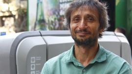L'enginyer Jordi Costa davant d'un contenidor de resta a Barcelona