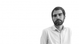 pla mitjà d'Iu Gallart, director de Barcelona Energia en blanc i negre