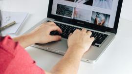 persona treballant amb un ordinador portàtil