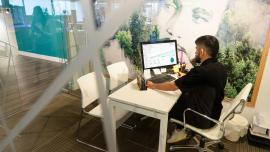 un treballador amb un ordinador