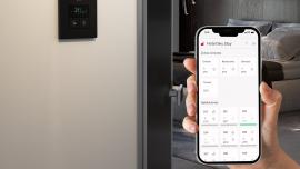 Imatge d'un dispositiu mòbil d'smart building en una habitació d'hotel