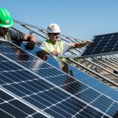 Imatge d'uns treballadors en una instal·lació fotovoltaica