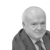 Primer pla en blanc i negre del president de Caixa d'Enginyers, Félix Masjuan