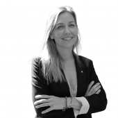Maria galindo, secretària de polítiques digitals, imatge en blanc i negre d'ella amb les mans creuades