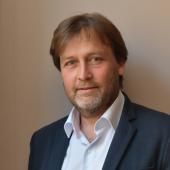 Primer pla de l'enginyer industrial Ernesto Caldaya