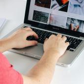 persona treballant amb un ordinador portàtil