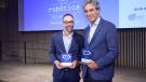 pla mitjà de Jaume Amat, cofundador de Rob Surgical, del robot quirúrgic Bitrack i Alberto Sanfeliu, guardonats a la Nit de la Robòtica